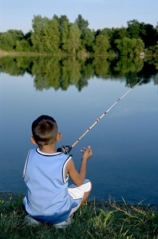 小孩钓鱼图片