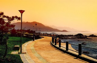 晚霞中的青岛海滨图片
